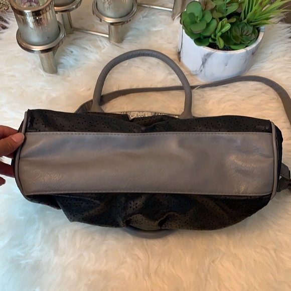 CLAIRE’S black/tan faux leather medium size shoulder bag - Picture 12 of 16